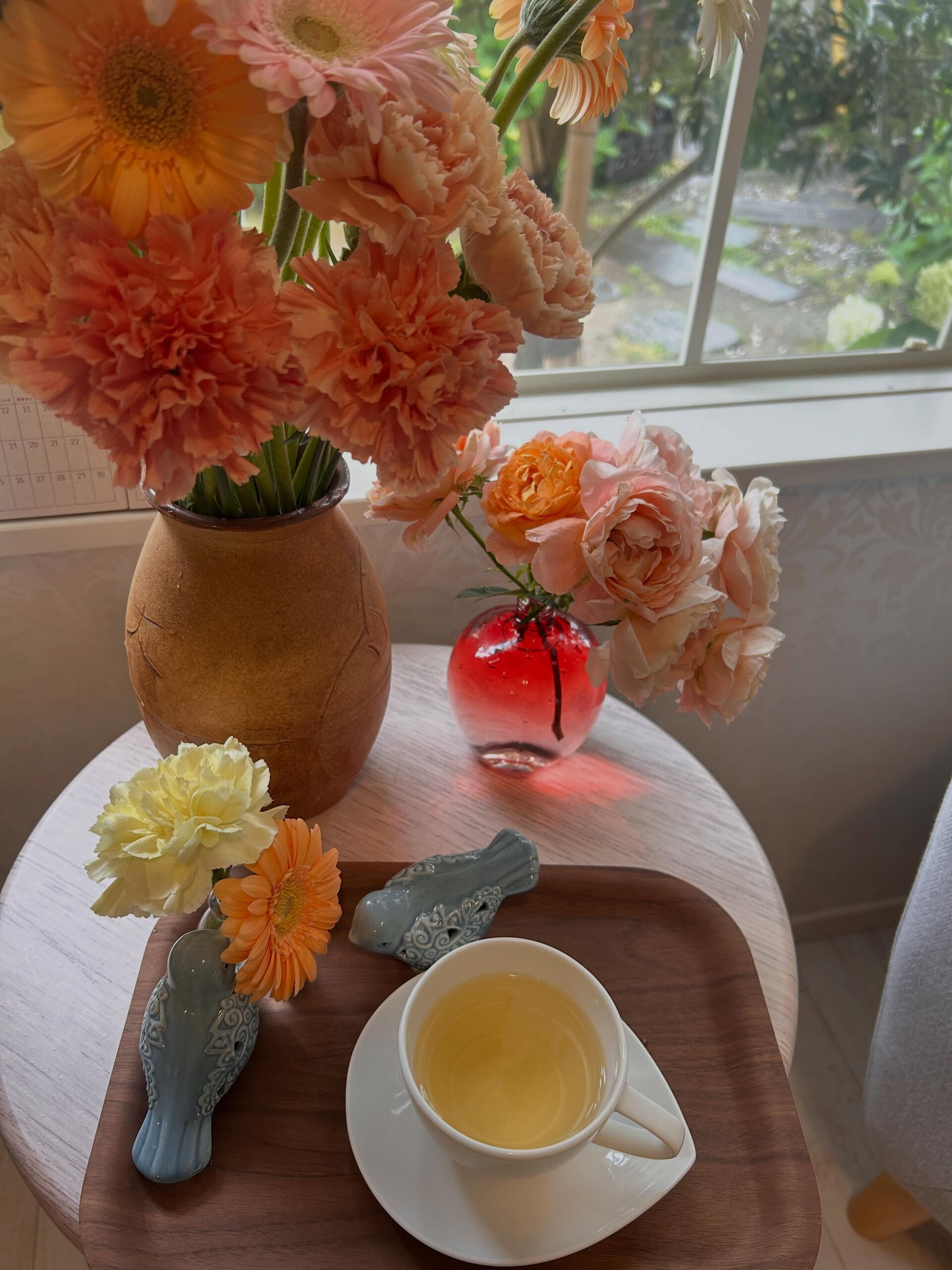 ひばりヶ丘店は、この季節お花に囲まれています🌷